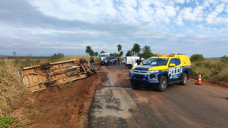 Acidente entre carro e caminhão mata idosa na MS-295