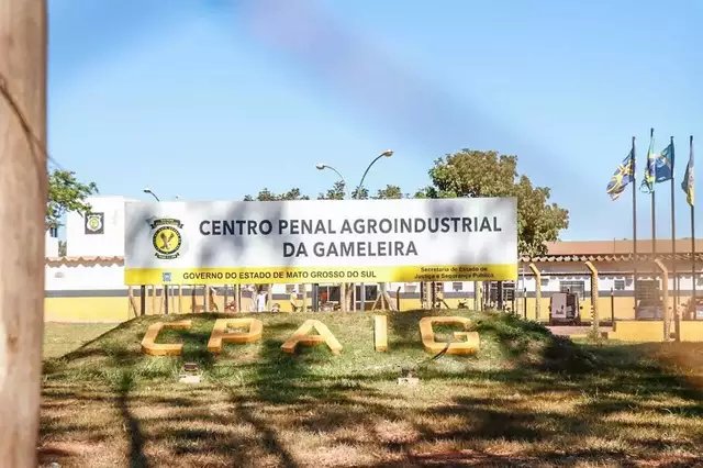 Policial penal é preso por suspeita de tráfico após flagrante dentro de presídio