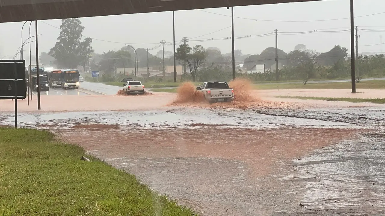 Chuva forte e ventania assustam moradores de Campo Grande durante a madrugada