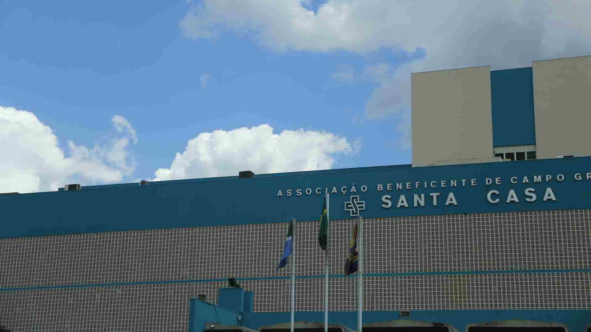 Criança de 2 anos é internada em estado grave na Santa Casa e mãe é investigada por agressão