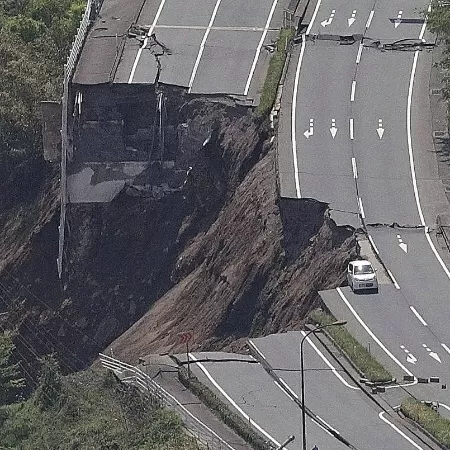 Terremoto de 7,1 no Japão deixa feridos e derruba prédios, diz premiê