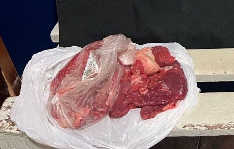 Homem esconde carne na calça e ameaça funcionários com canivete em Naviraí