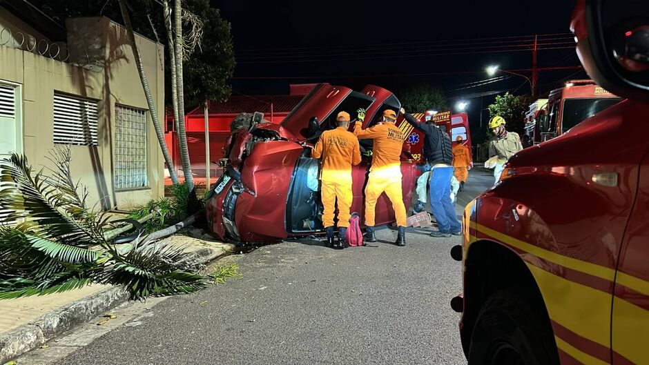 Motorista de aplicativo capota carro e fica preso às ferragens em Campo Grande