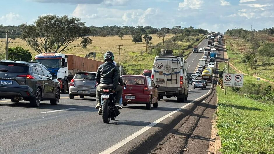 Engavetamento entre caminhão e dois carros causa congestionamento na BR-163