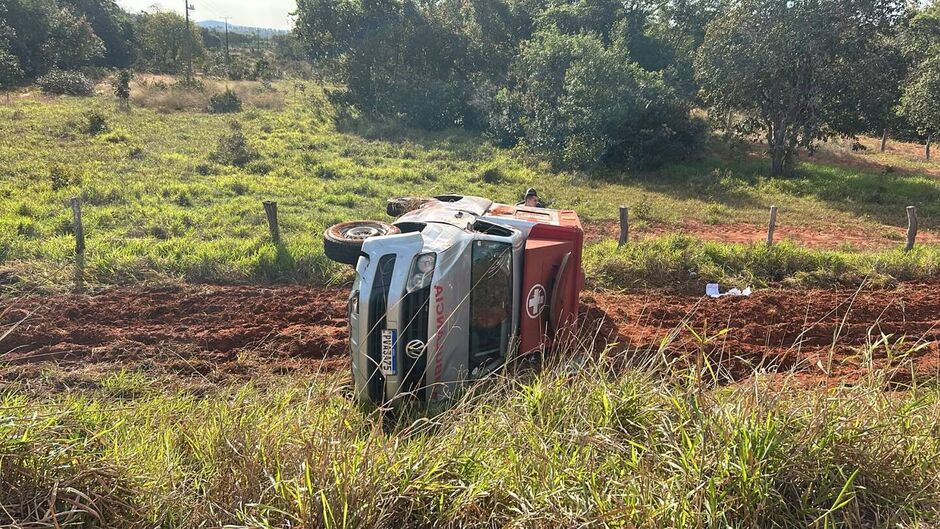 Pneu de ambulância estoura e veículo capota na MS-040