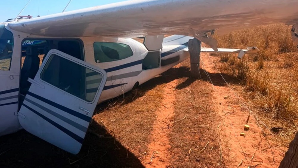 Avião interceptado pela FAB pousa em área de pastagem a 65 km de São Gabriel do Oeste; PF se desloca para o local