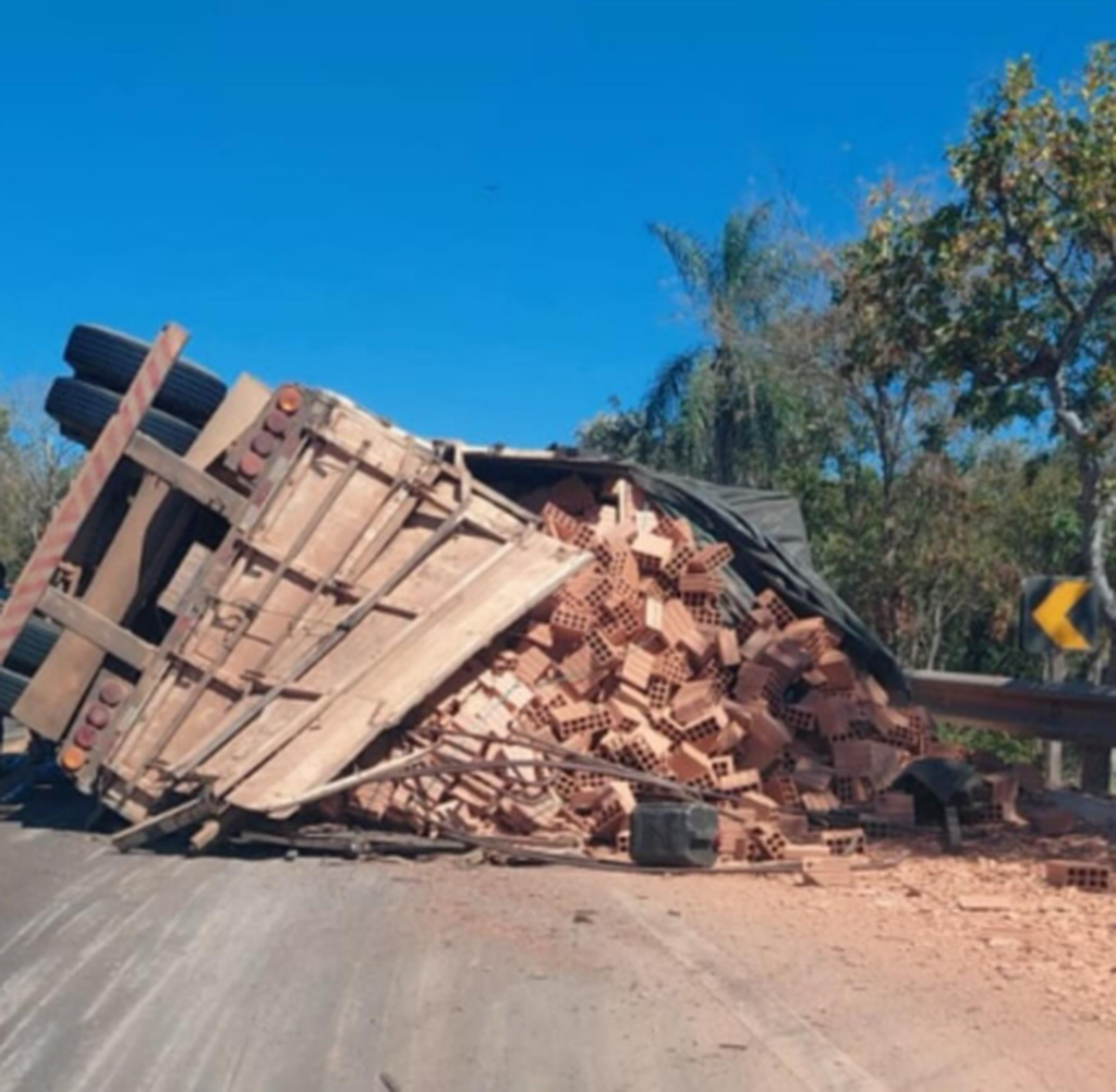 Caminhão com tijolos tomba e deixa trânsito lento na BR-262