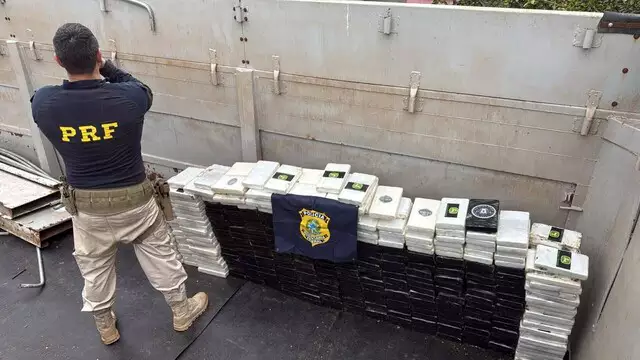 PRF encontra 420 kg de cocaína em fundo falso e prende pai e filho