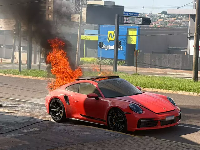 Pai e filho escapam de incêndio, mas fogo consome Porsche de R$ 1 milhão