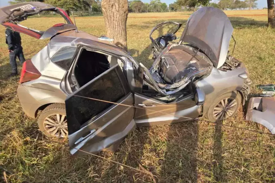 Traficante foge de abordagem da PRF, bate em árvore e morre