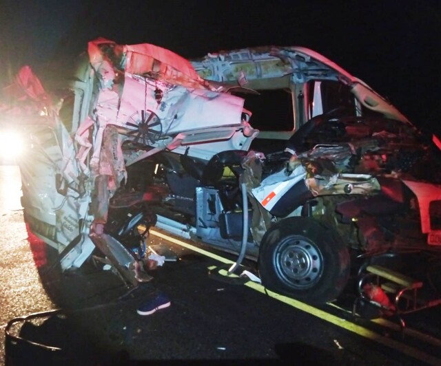 Acidente entre ambulância, caminhão e picape deixou 4 mortos e 8 feridos