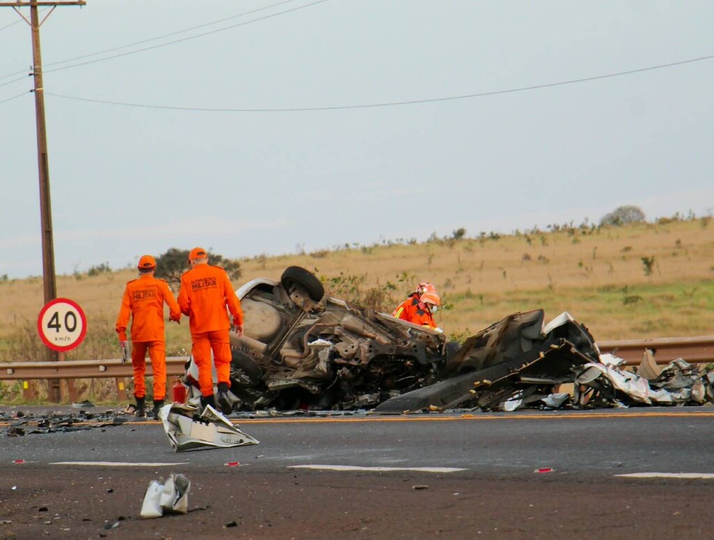 Carro fica destruído e motorista morre após colisão com carreta na BR-163