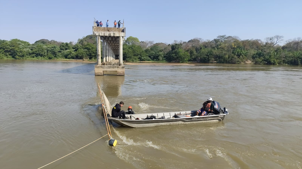 Mergulhadores encontram corpo de caminhoneiro desaparecido após ponte desabar no Rio Taquari