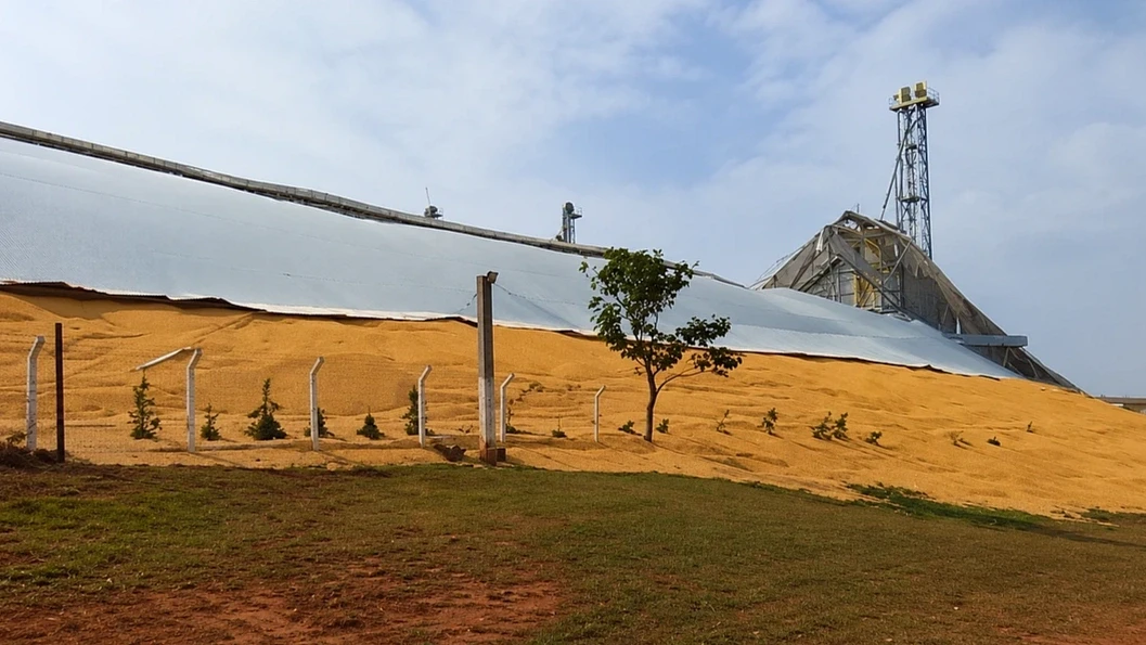 Estrutura de silo de armazenamento de grãos rompe em São Gabriel