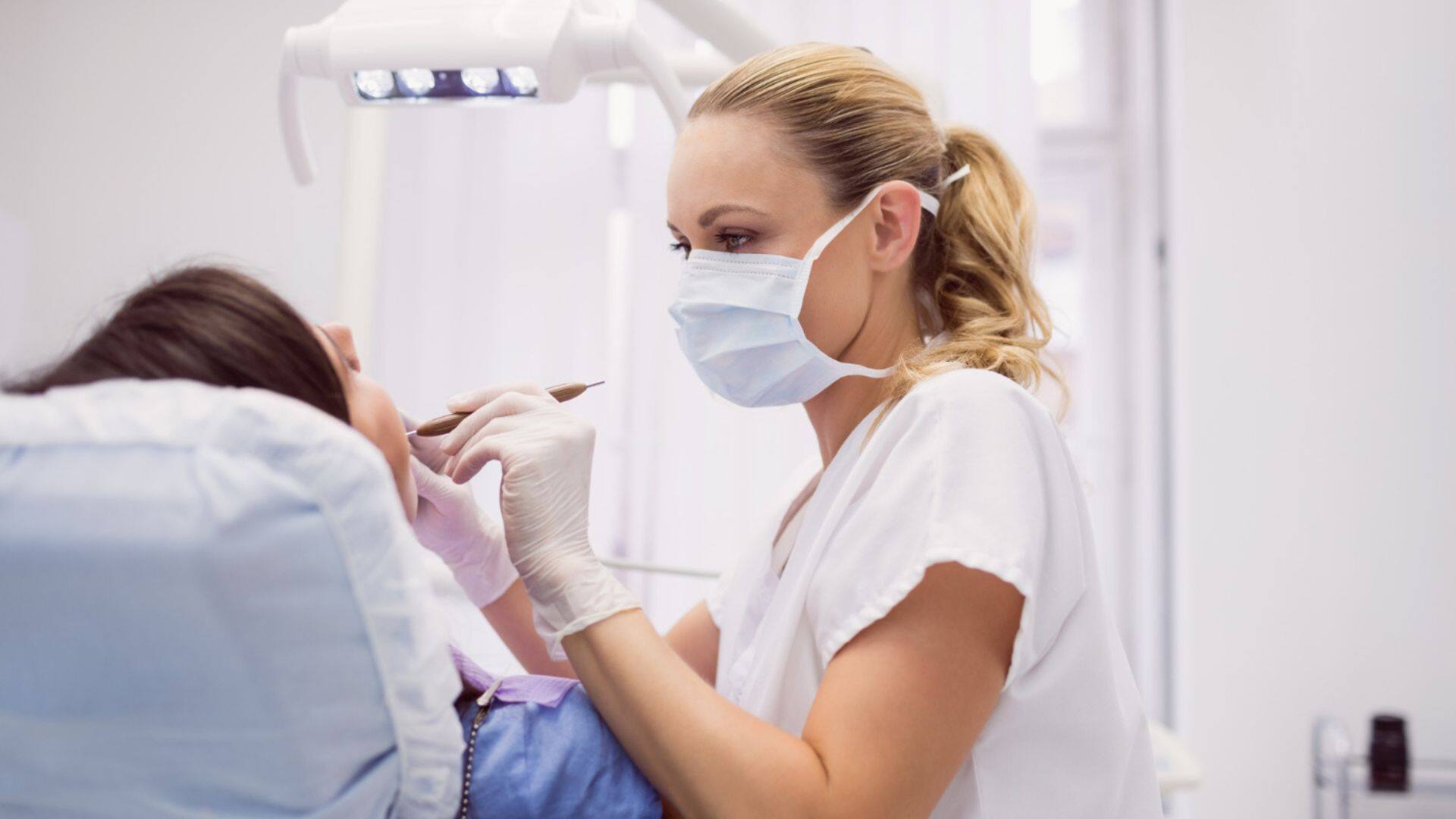 Justiça anula regra que permitia dentistas realizarem procedimentos de harmonização facial
