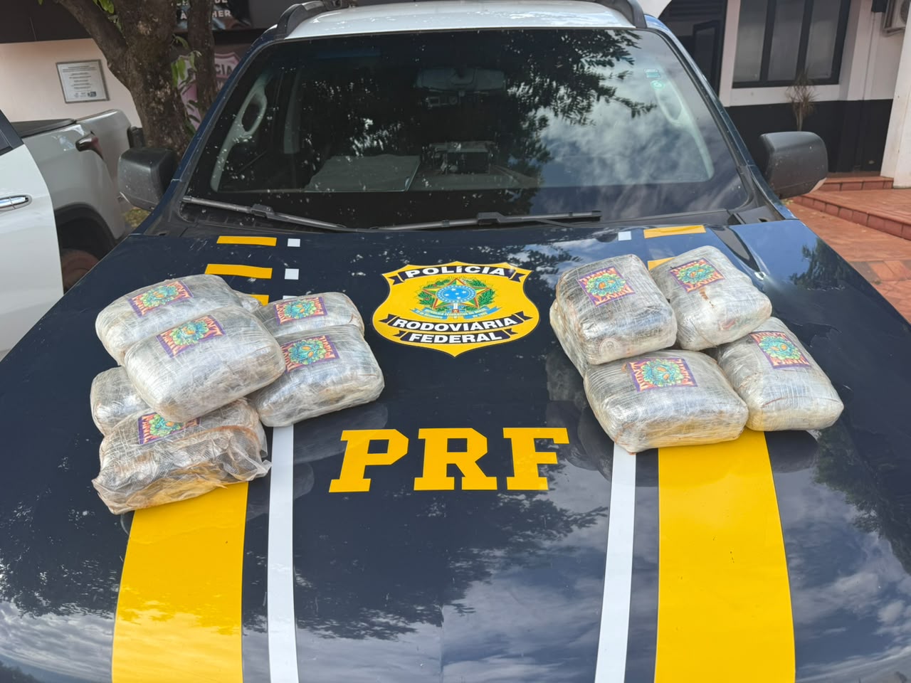 Mulher é presa pela PRF transportando 13 kg de “super maconha” na BR-163, em Rio Verde