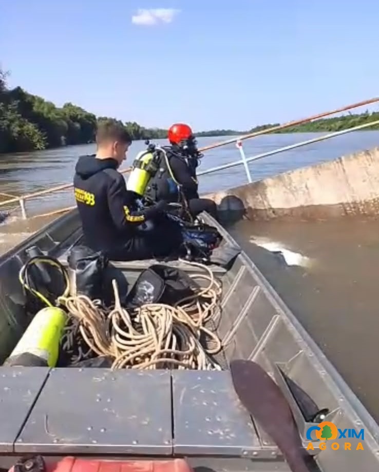 Bombeiros fazem buscas por motorista após ponte desabar e caminhão cair no Rio Taquari, em Coxim