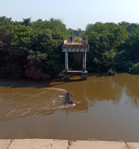 Ponte cai sobre o Rio Taquari e carreta fica submersa no Pantanal