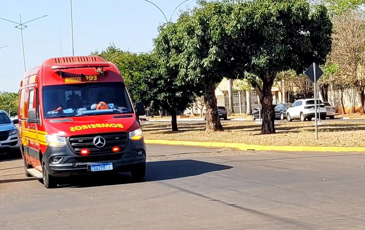 Idosa fica ferida após acidente entre carro e moto elétrica em São Gabriel