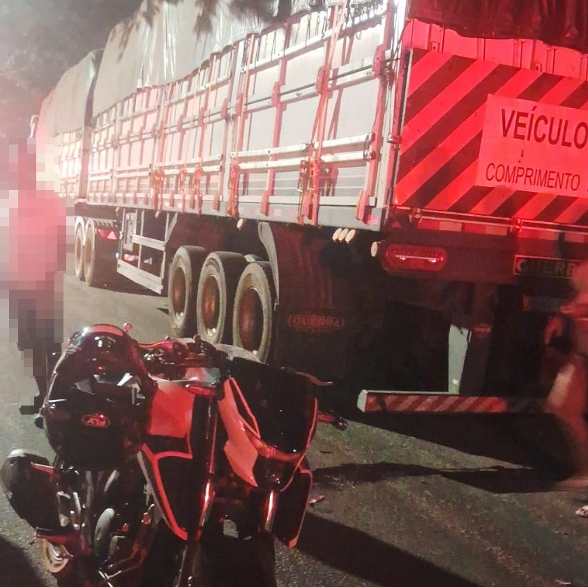 Motociclista fica gravemente ferido após colidir em carreta estacionada em Coxim