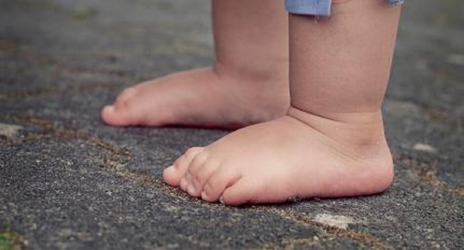 Bebê de 9 meses cai, bate a cabeça e morre horas depois em Paranaíba