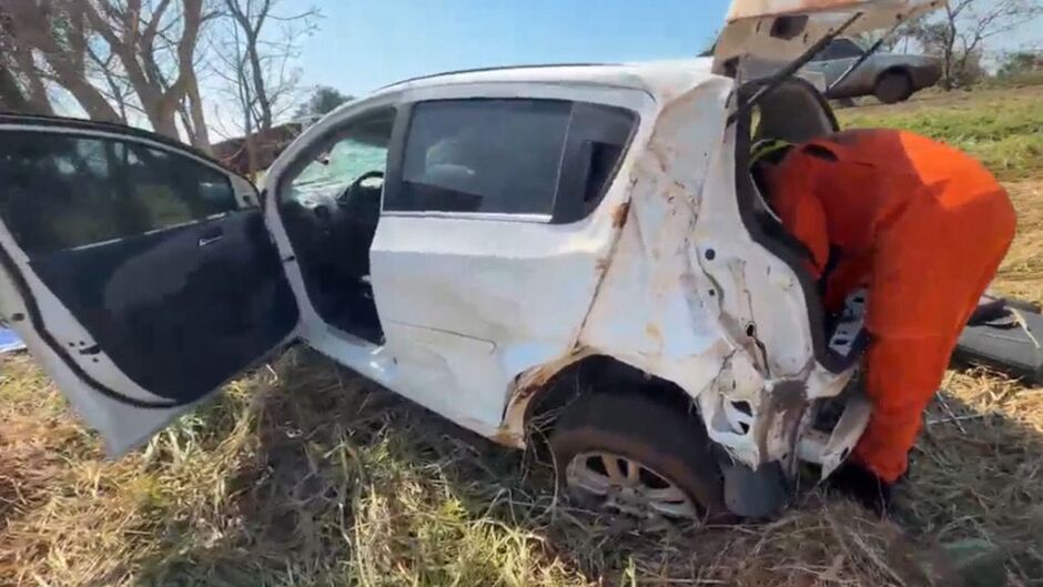 Motorista perde controle de direção durante ultrapassagem e capota carro na BR-163