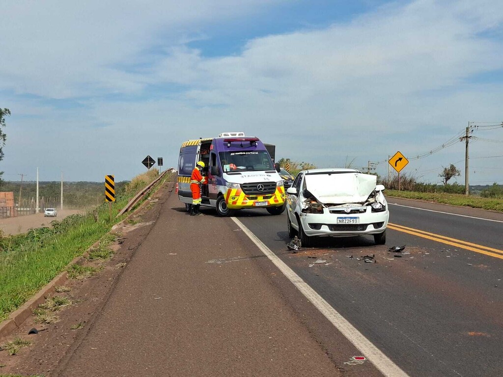 Fluxo intenso causa acidente entre caminhão e carro na BR-163