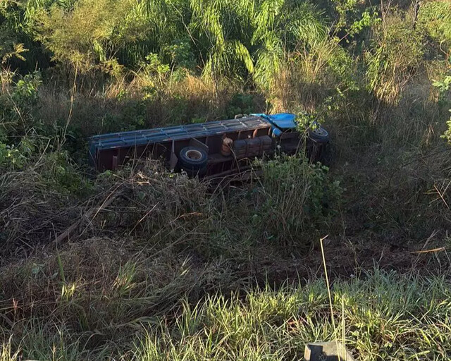 Caminhoneiro sem cinto perde controle de veículo, capota na serra e morre