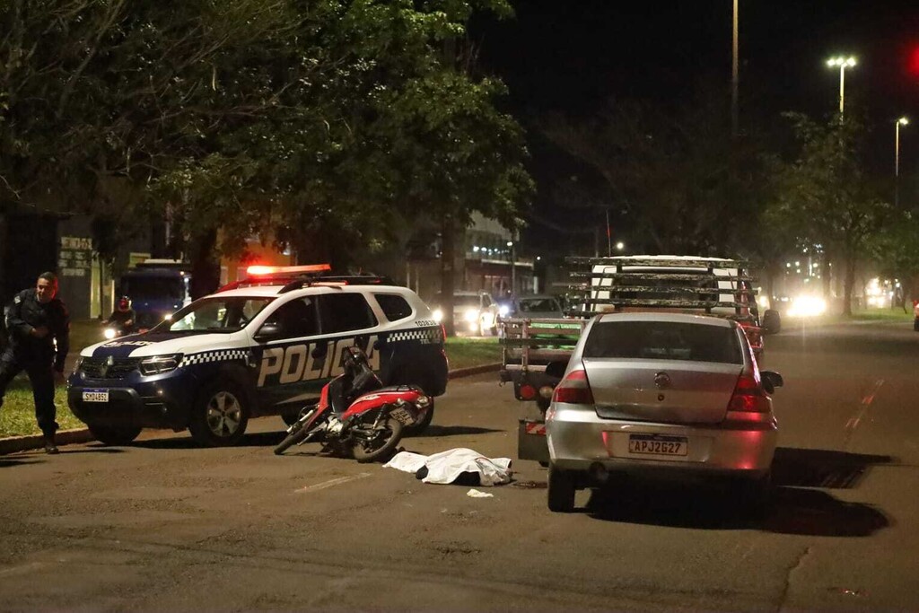 Motociclista morre após ser prensada entre carro e caminhão em semáforo na Capital