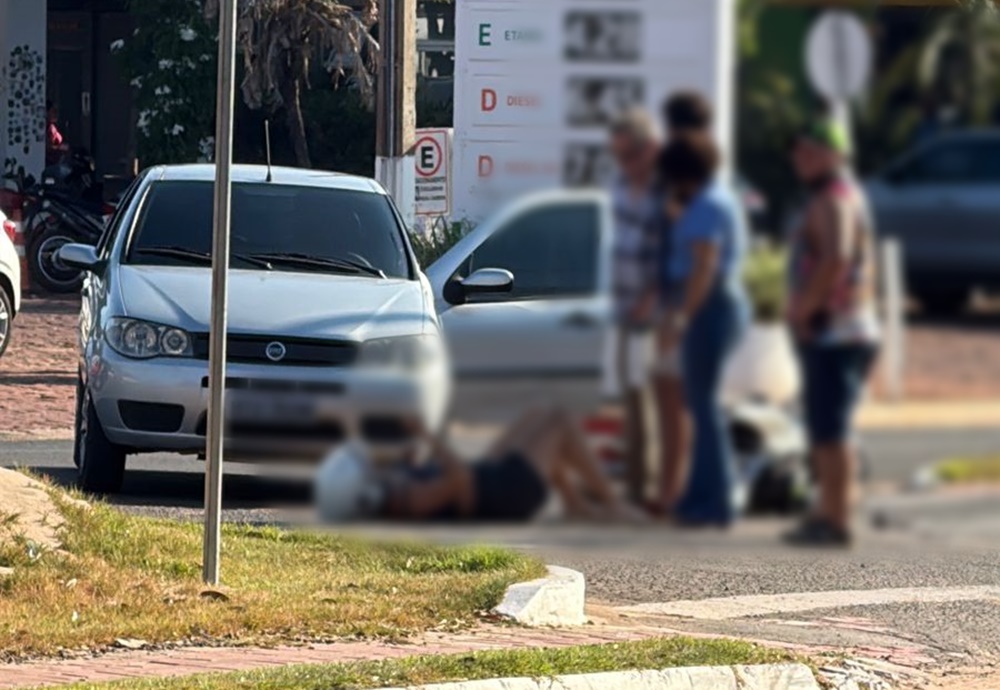 Mulher sofre ferimentos leves em colisão entre moto e carro em Coxim