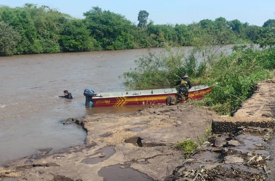 Homem diz a amigos que está preso em pedra e desaparece no Rio Dourados