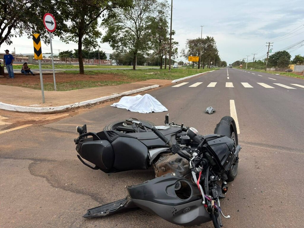 Idoso de 67 anos morre após ter moto atingida por picape em avenida da Capital