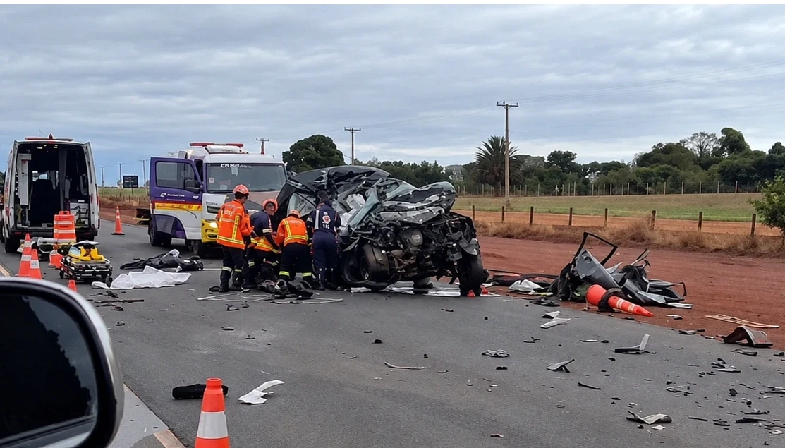 Colisão frontal entre carreta e caminhonete deixa três mortos na BR-163 em São Gabriel