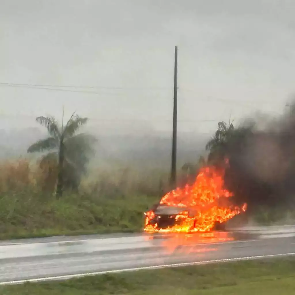 Motorista registra carro pegando fogo na BR-163
