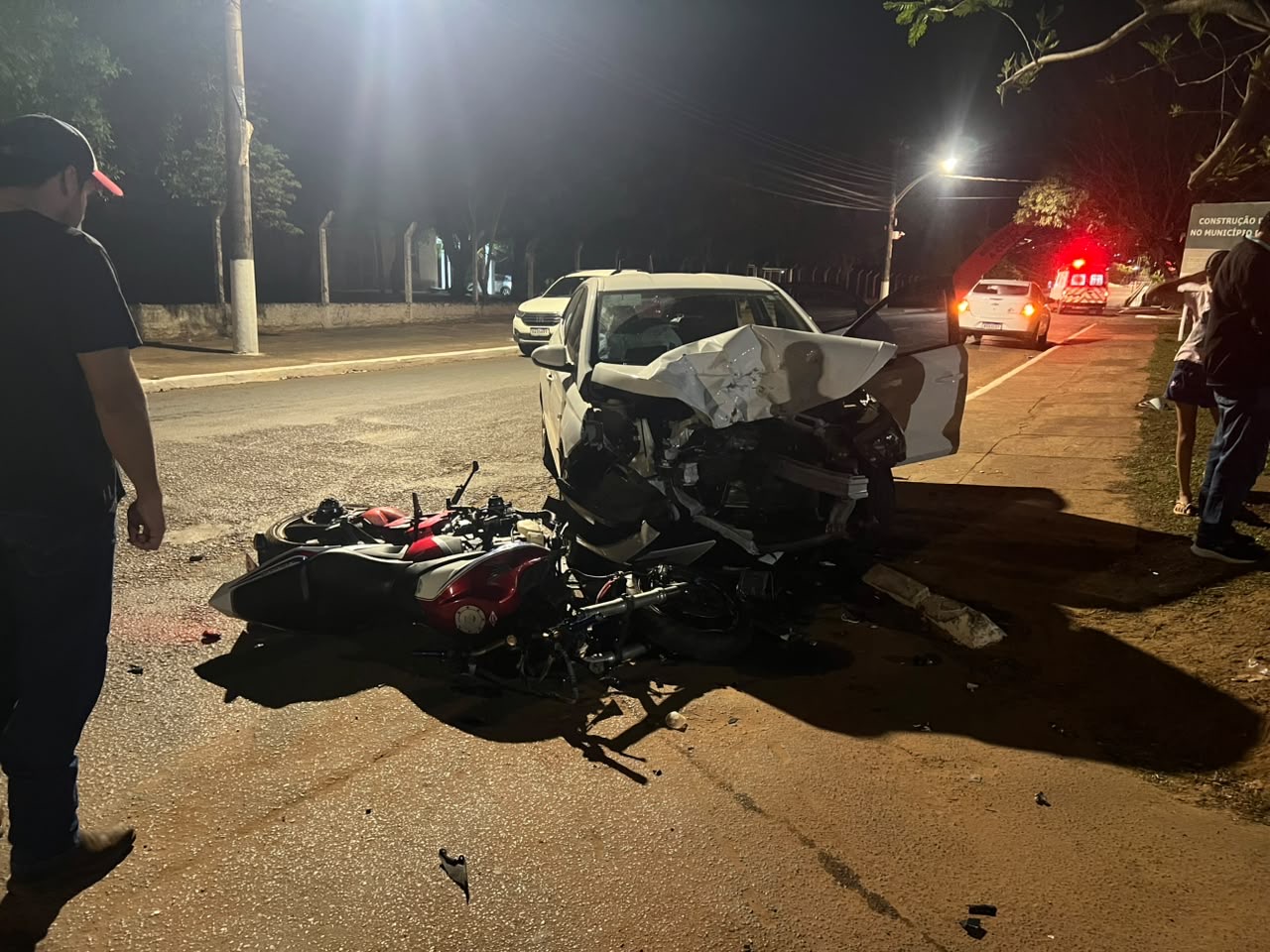 Motociclista fica ferido após colisão com carro no bairro Piracema, em Coxim