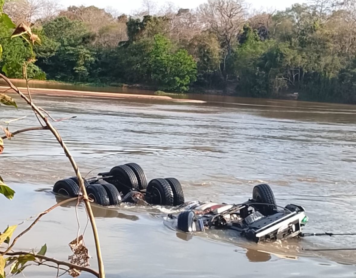 Carreta que caiu com ponte é retirada do Rio Taquari após dias de operação