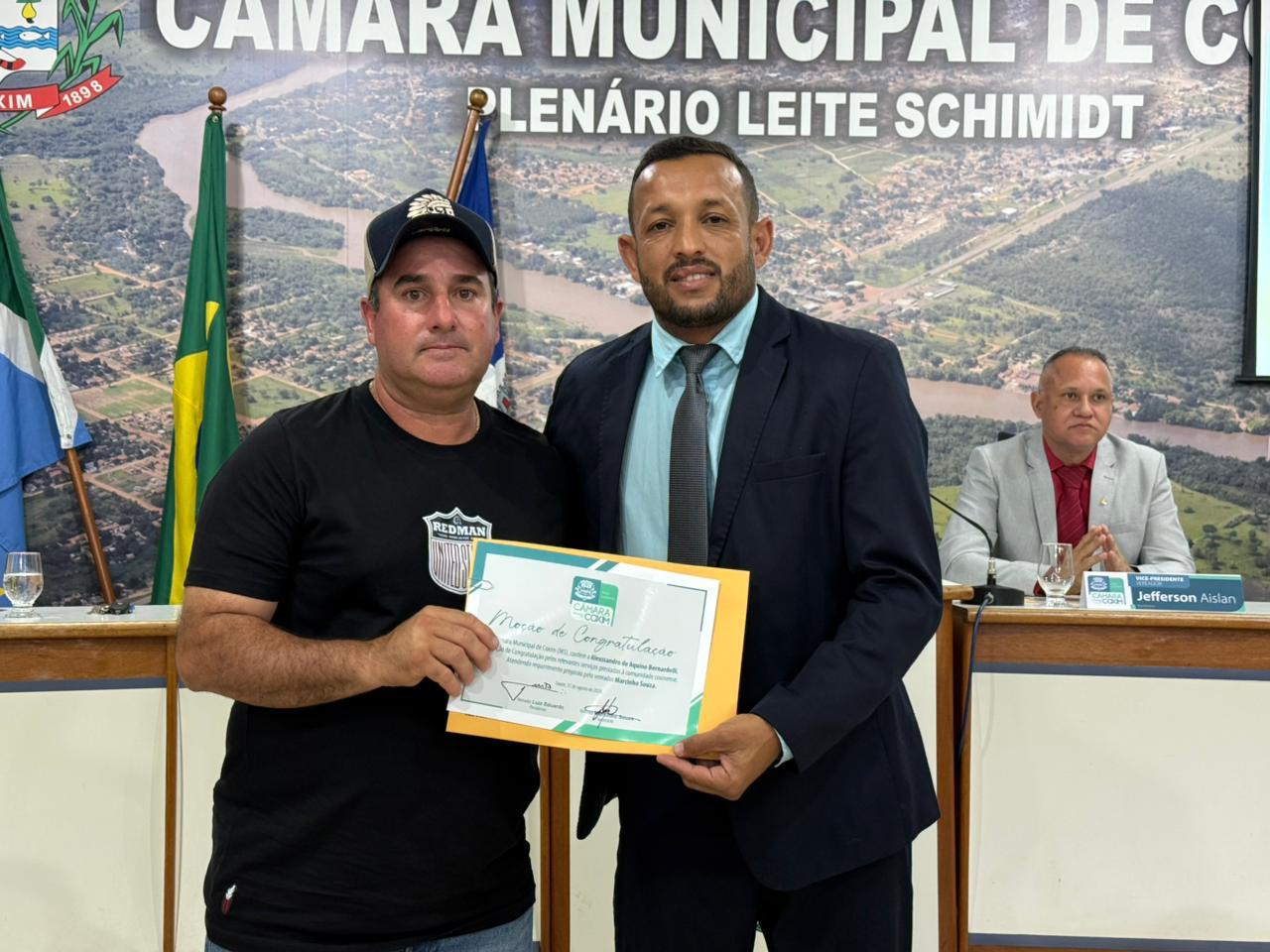Vereador Marcinho Souza homenageia médico veterinário Alexssandro Bernardelli com Moção de Congratulação