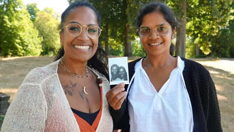 Elas foram melhores amigas por décadas, até que um exame de DNA revelou que são irmãs