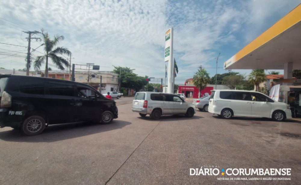 Com escassez de combustível na Bolívia, motoristas cruzam a fronteira para abastecer em Corumbá