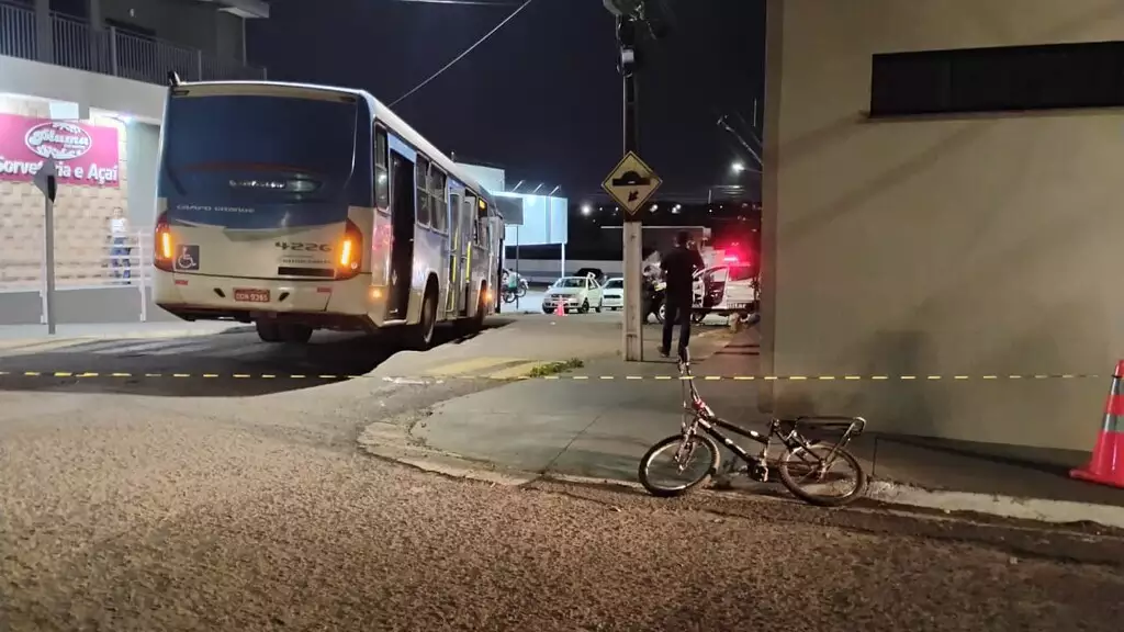 Criança atropelada por ônibus morre na Santa Casa