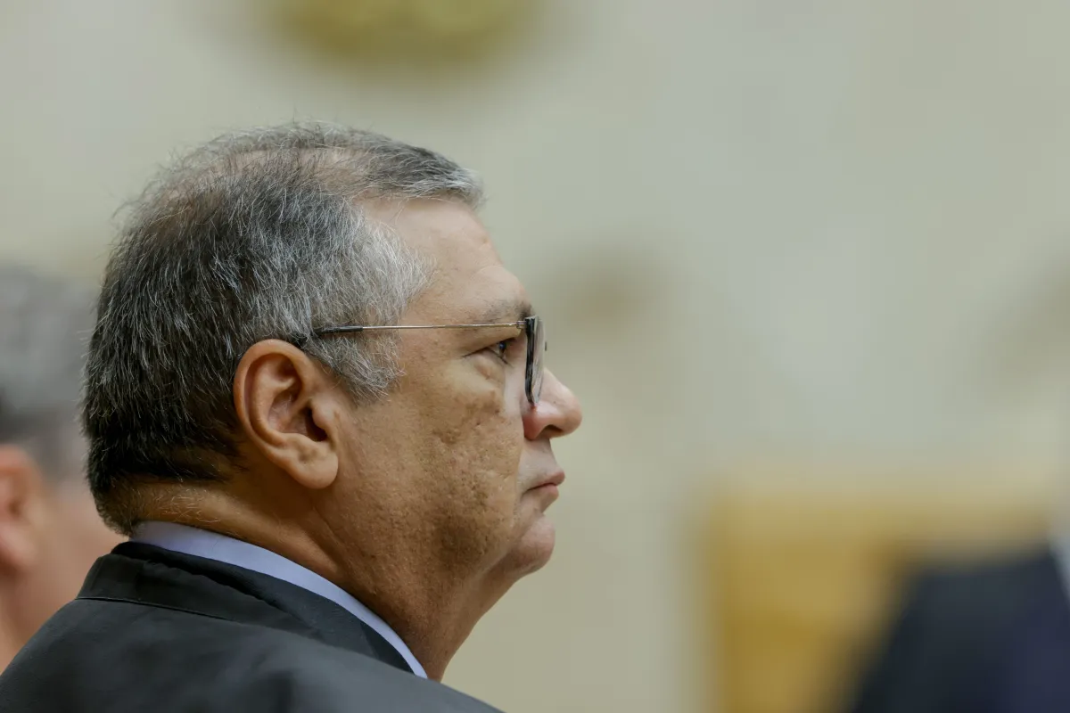 Dino pede vista e STF adia decisão sobre unir casos de Moraes e Mendonça