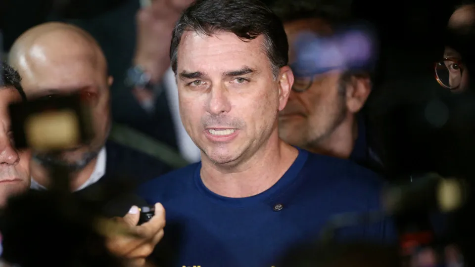 Flávio Bolsonaro diz que Moraes não tem condições de continuar no STF, e Zema pede prisão