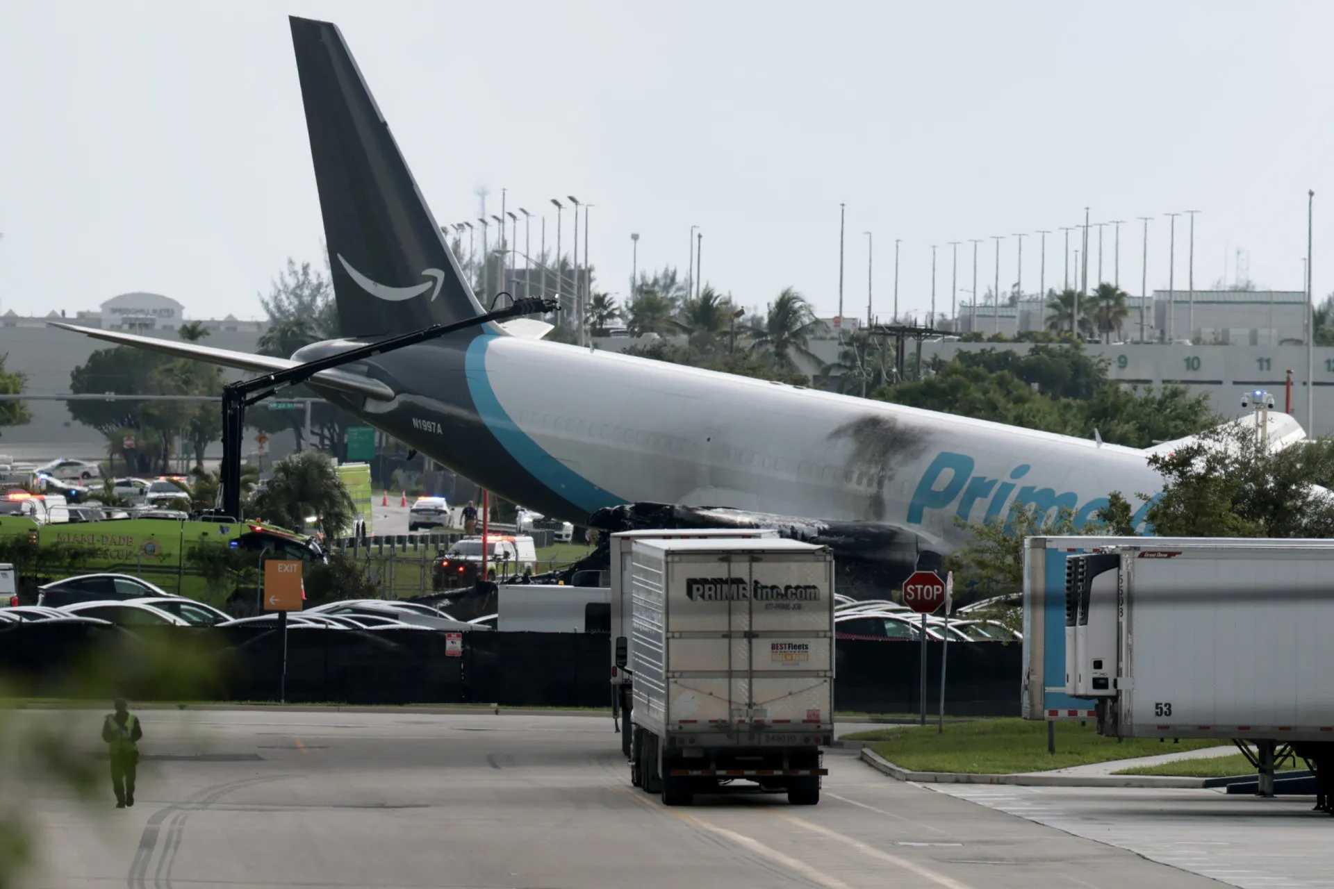 Avião da Amazon sai da pista e pega fogo em Miami; 5 morreram