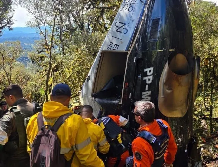 Corpos de Rick e dos demais integrantes de helicóptero são resgatados em SC