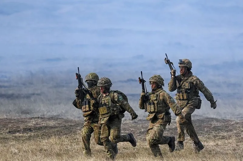 EUA enviam novas tropas a país da Otan próximo da Rússia, diz presidente
