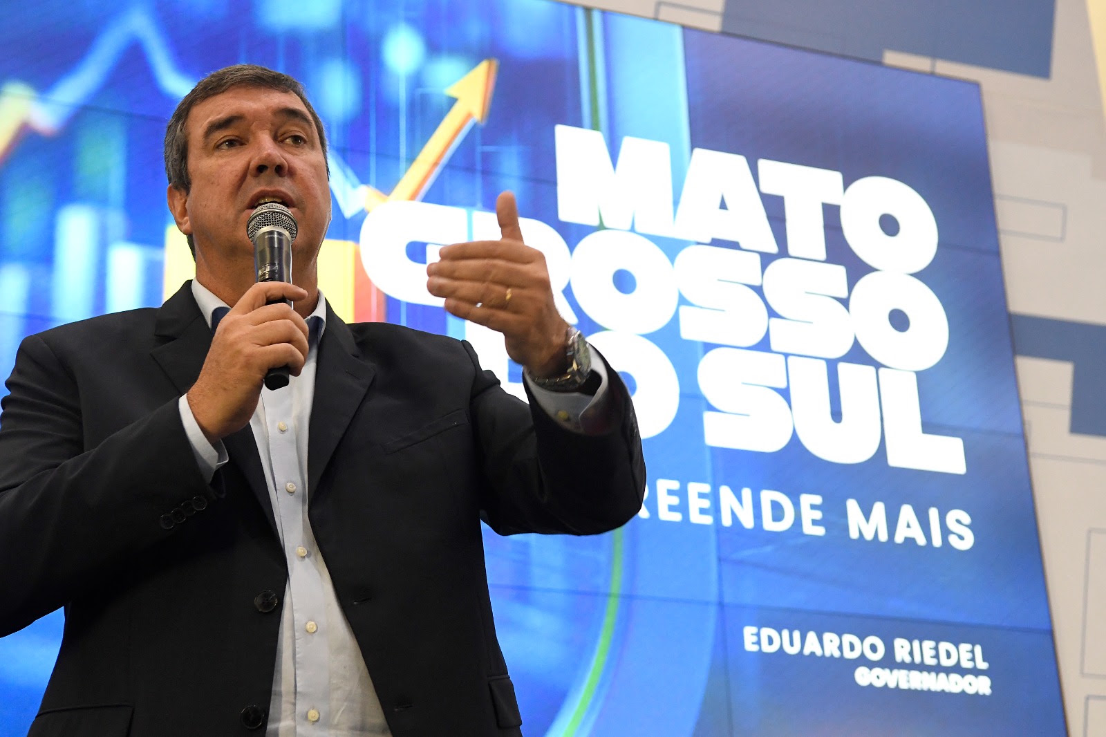 Riedel chega a 51%, tem 73% de aprovação e 73% dizem que merece ser reeleito