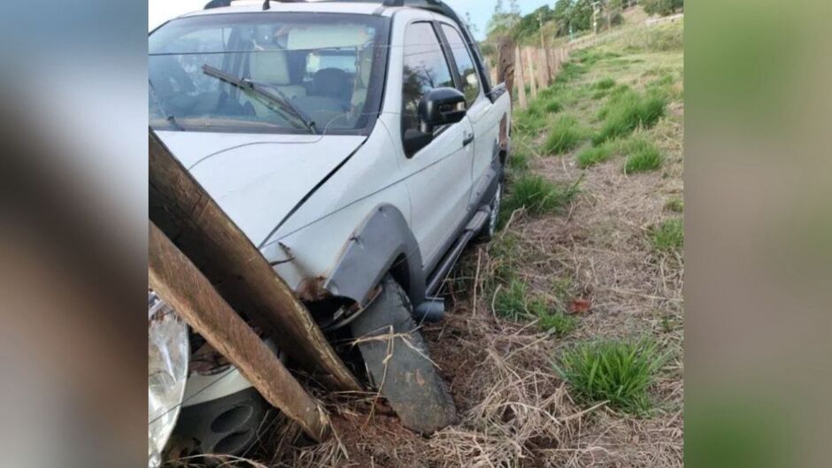 Motorista bate em cerca e abandona carro em chácara, em Camapuã