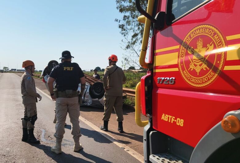 Motorista é fechado por caminhão e capota várias vezes na BR-163 em Dourados