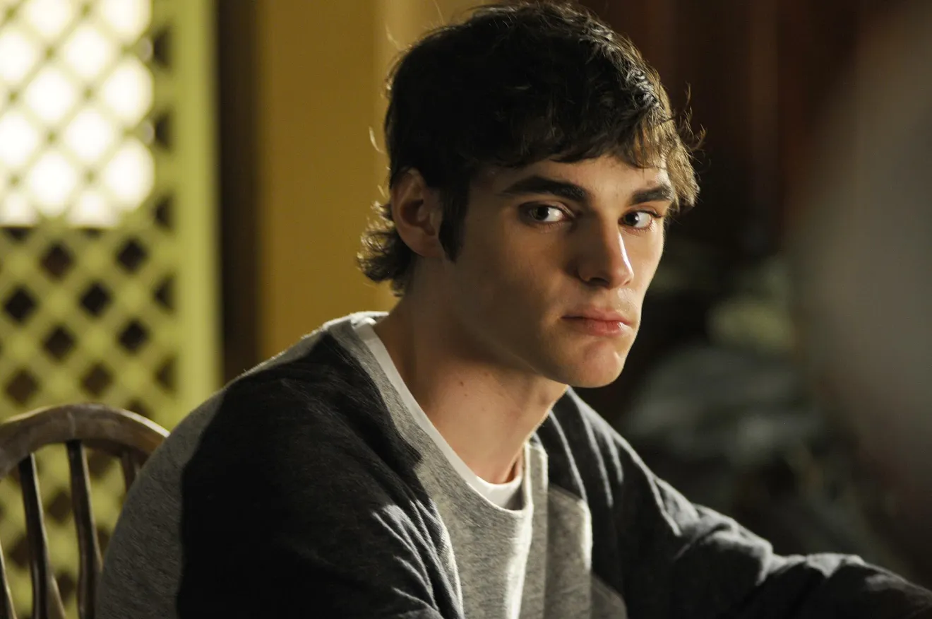 Morre ator que fez Walter White Jr. em “Breaking Bad” aos 34 anos