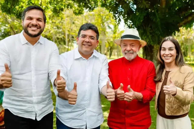 Washington Bandeira, Rafael Fonteles, Lula e Isabel Fonteles, primeira-dama do Piauí, dão joinha para foto juntos